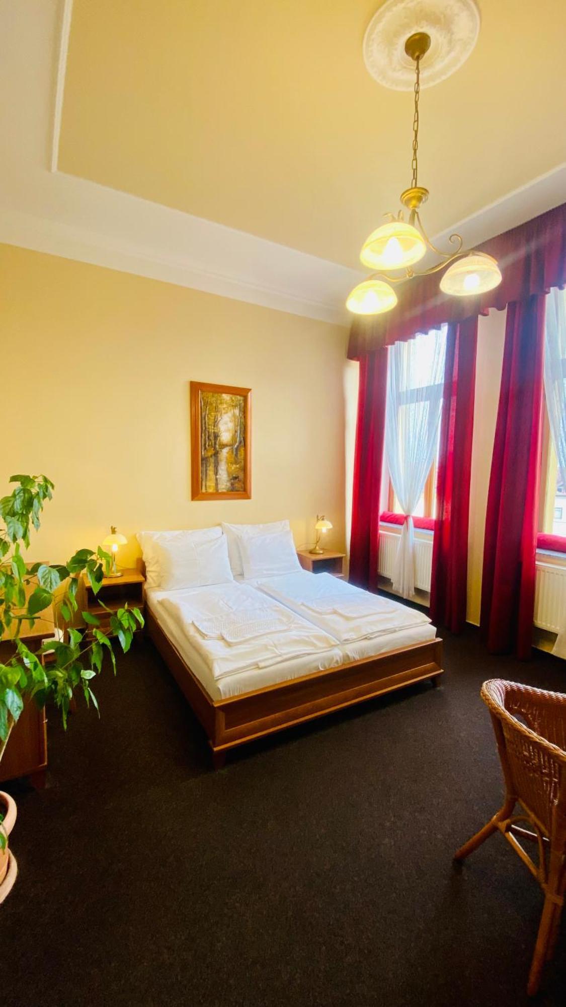 Penzion Cerny Kun Hradec Králové Extérieur photo