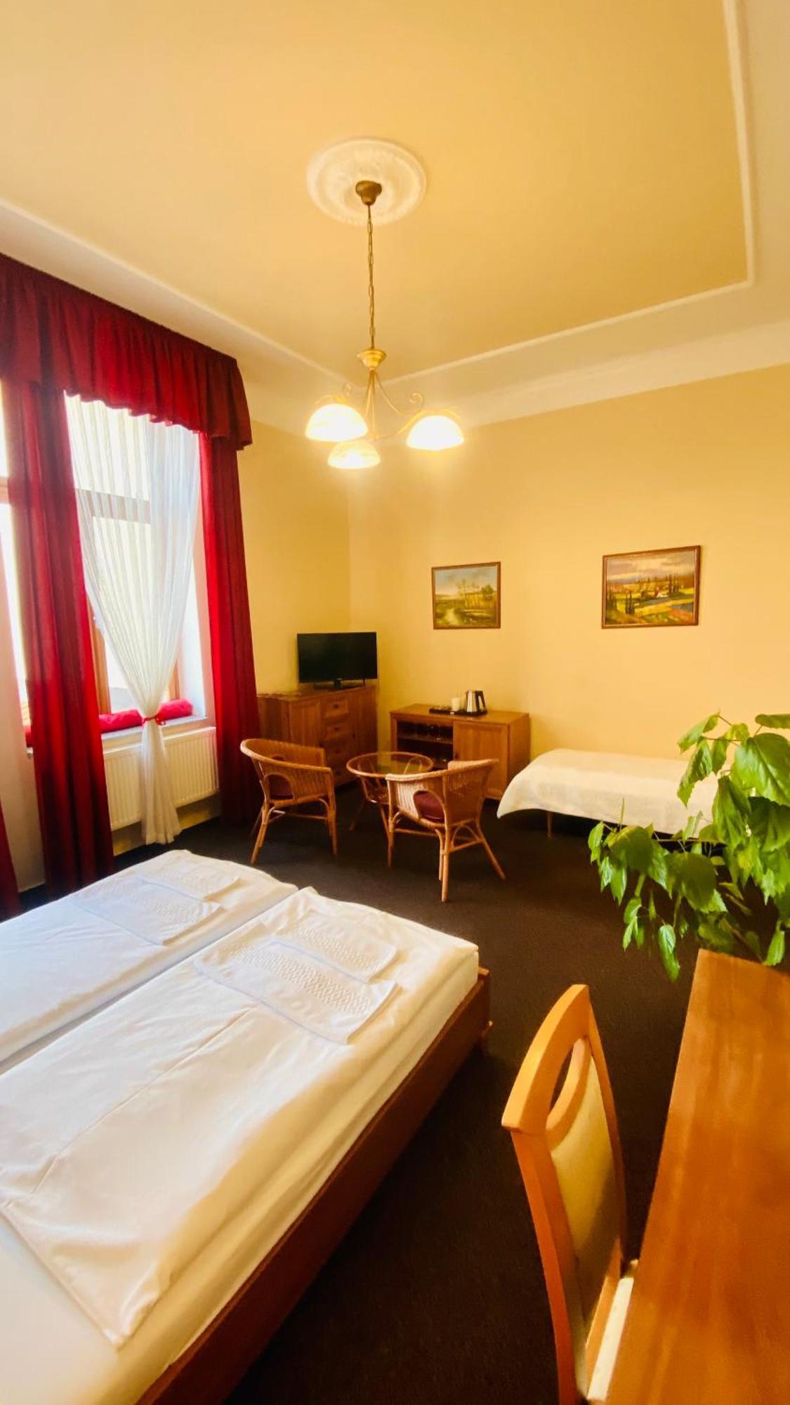 Penzion Cerny Kun Hradec Králové Extérieur photo