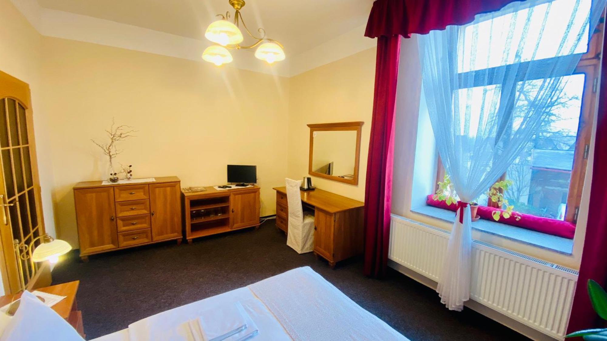 Penzion Cerny Kun Hradec Králové Extérieur photo
