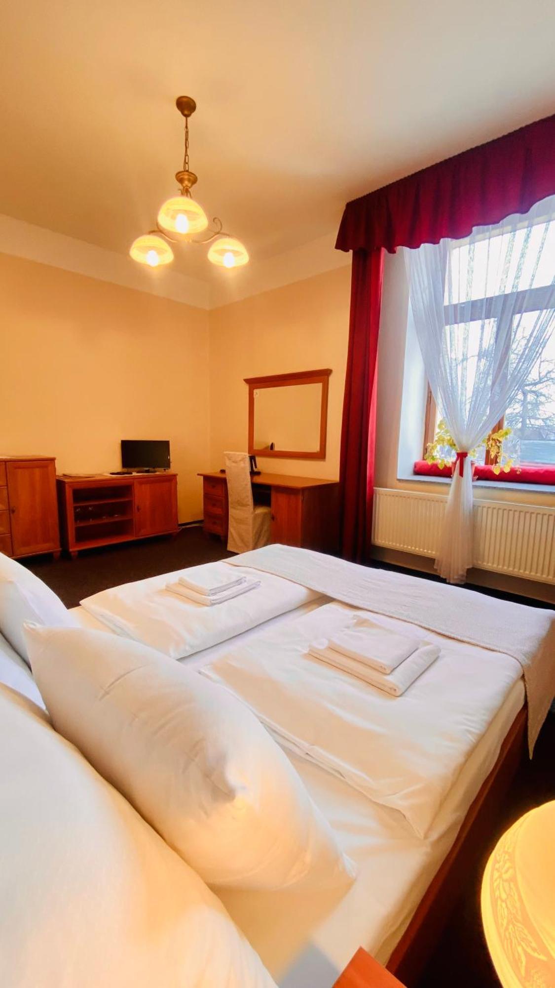Penzion Cerny Kun Hradec Králové Extérieur photo