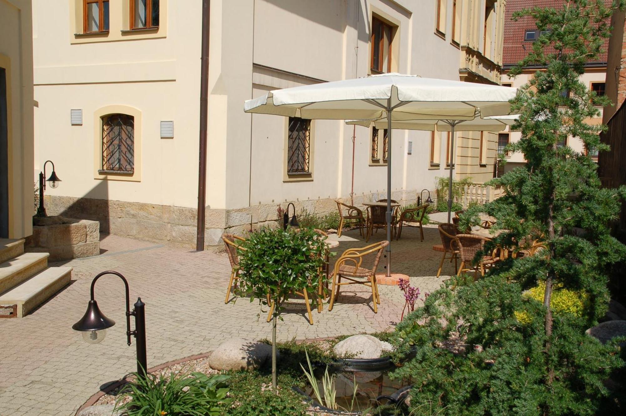 Penzion Cerny Kun Hradec Králové Extérieur photo